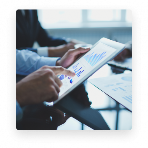 close-up-businessman-with-digital-tablet